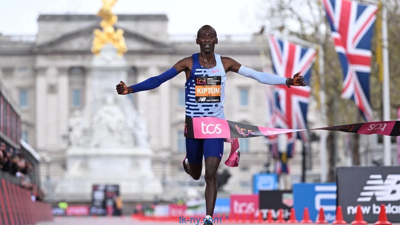A traffic accident claims the life of Kenyan runner Kelvin Kiptom, the world record holder in the marathon